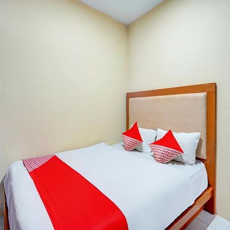 Oyo 3710 Izzi Hotel Lamongan Eksteriør bilde