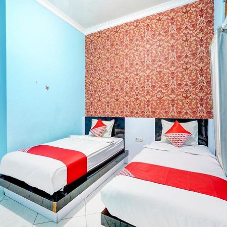 Oyo 3710 Izzi Hotel Lamongan Eksteriør bilde