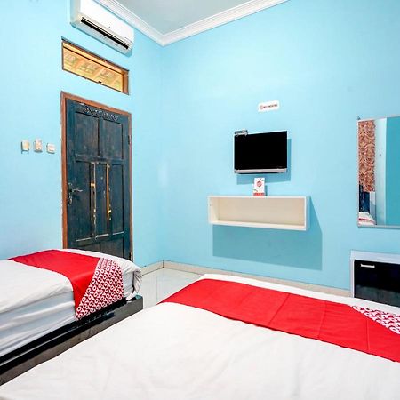 Oyo 3710 Izzi Hotel Lamongan Eksteriør bilde