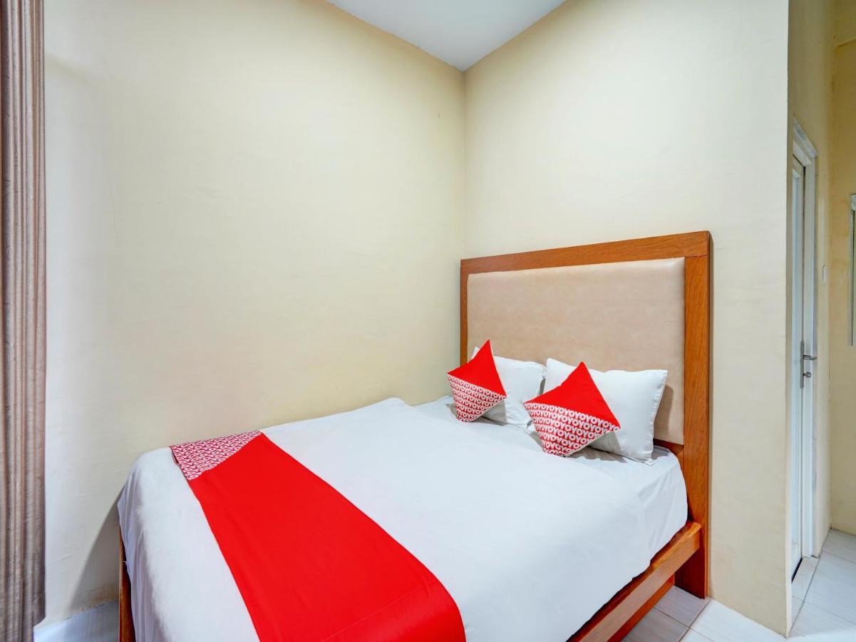 Oyo 3710 Izzi Hotel Lamongan Eksteriør bilde
