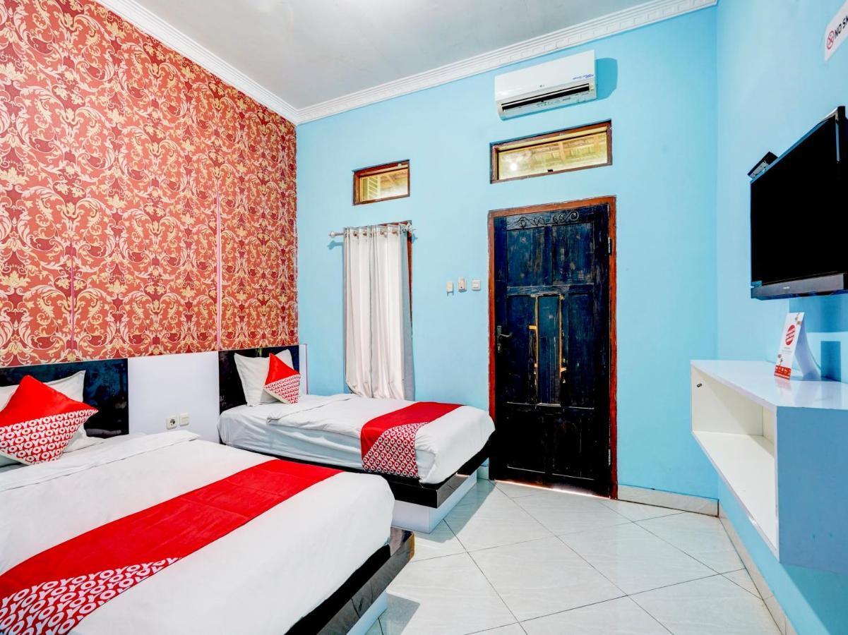 Oyo 3710 Izzi Hotel Lamongan Eksteriør bilde