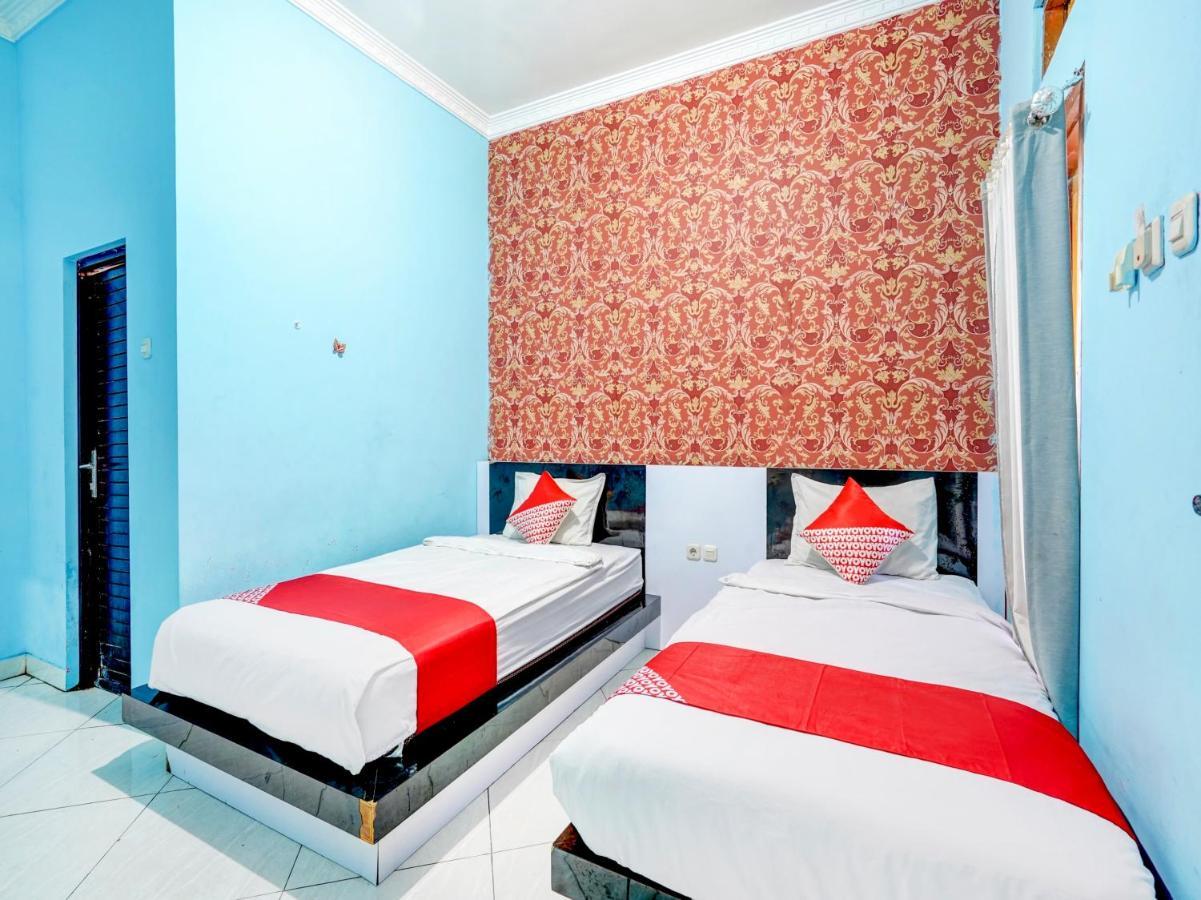 Oyo 3710 Izzi Hotel Lamongan Eksteriør bilde