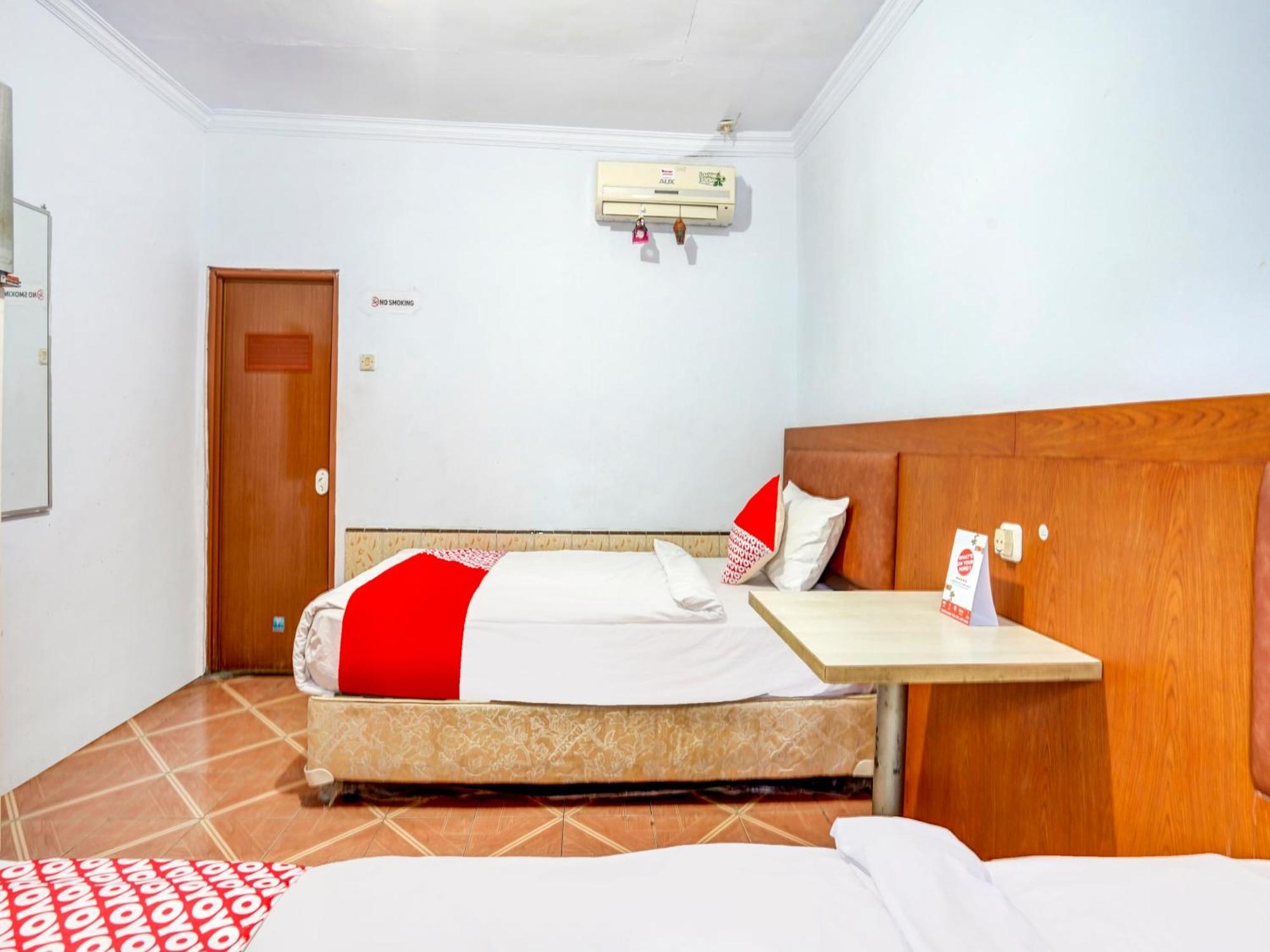 Oyo 3710 Izzi Hotel Lamongan Eksteriør bilde