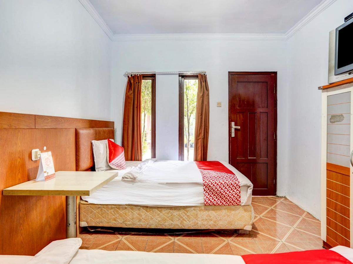 Oyo 3710 Izzi Hotel Lamongan Eksteriør bilde