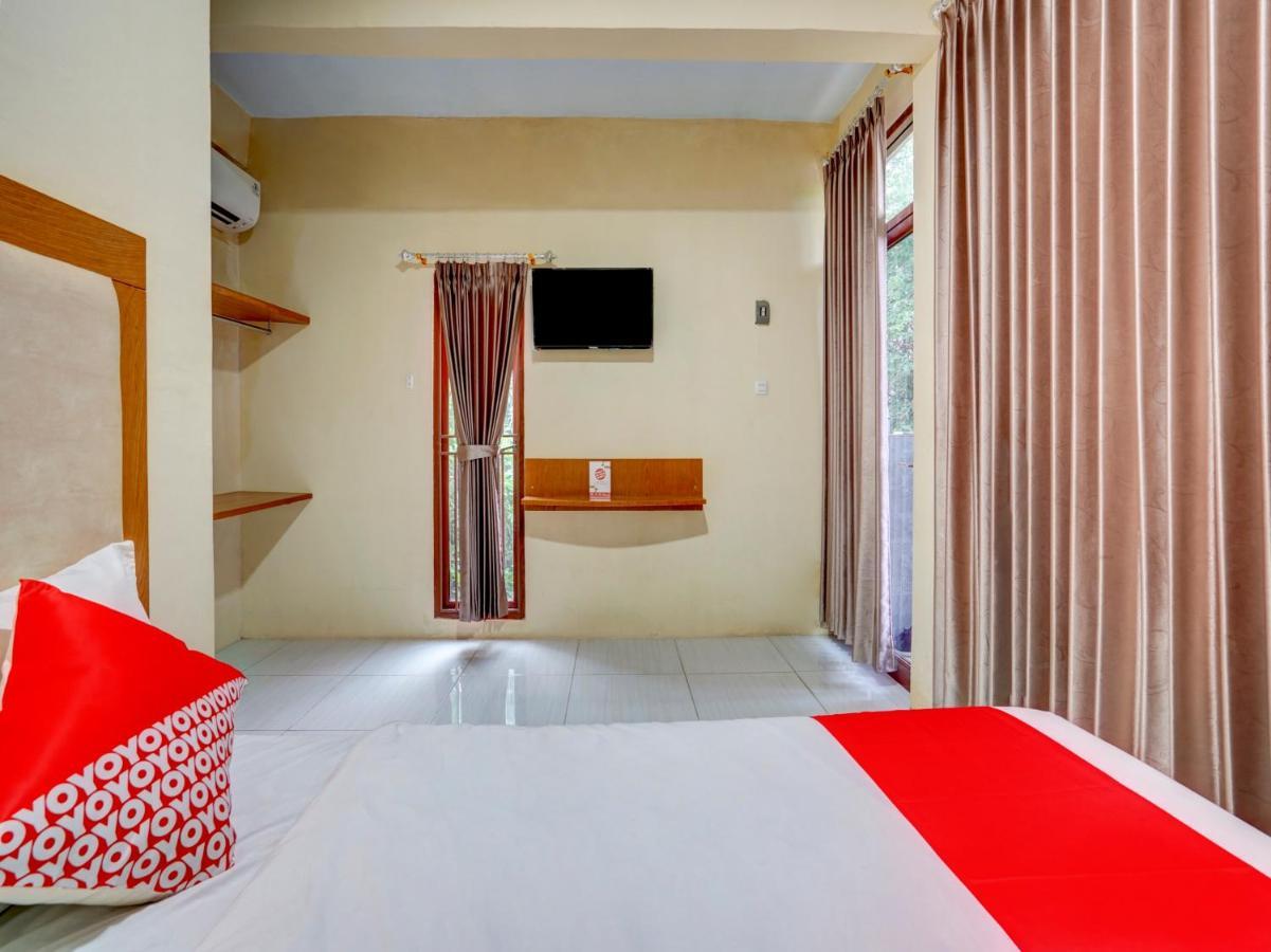 Oyo 3710 Izzi Hotel Lamongan Eksteriør bilde