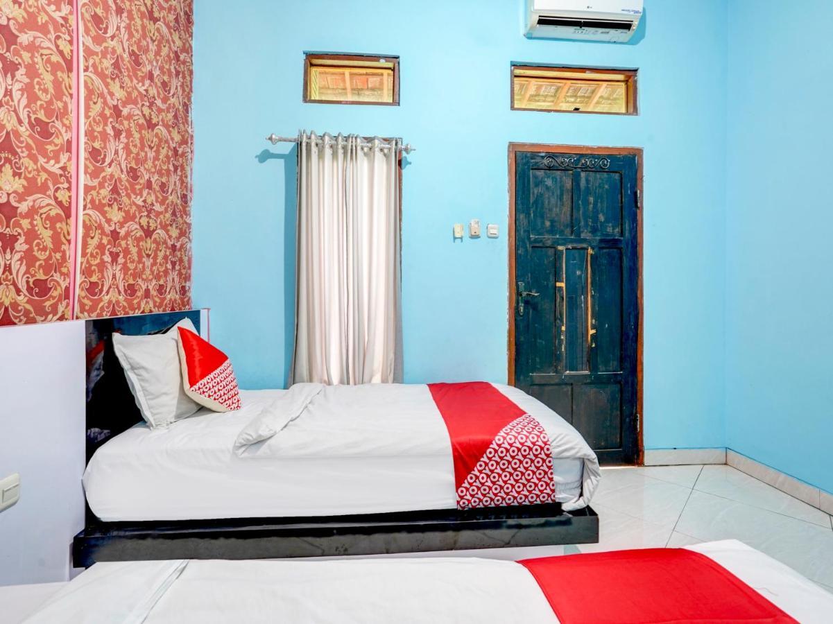 Oyo 3710 Izzi Hotel Lamongan Eksteriør bilde