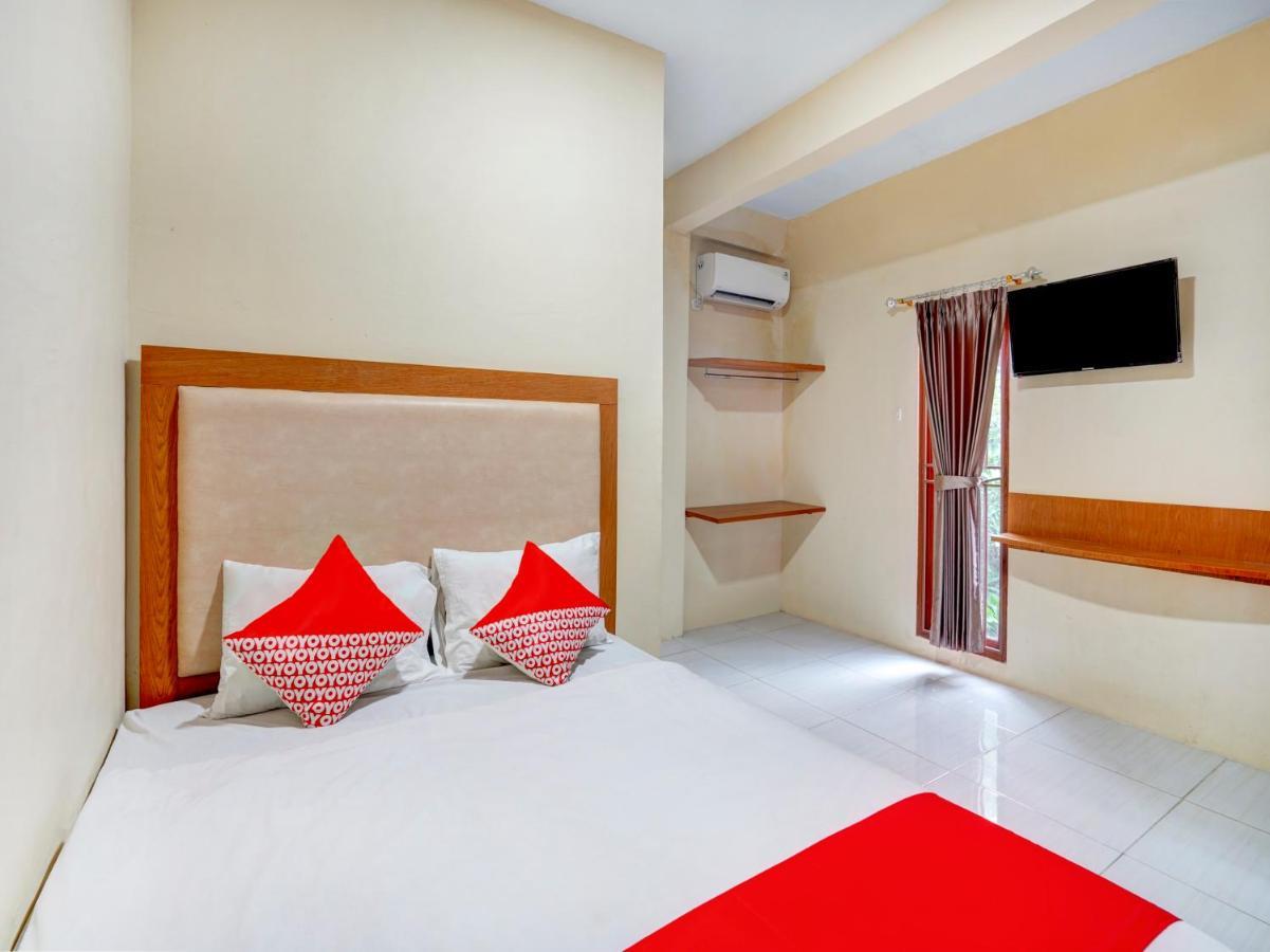 Oyo 3710 Izzi Hotel Lamongan Eksteriør bilde