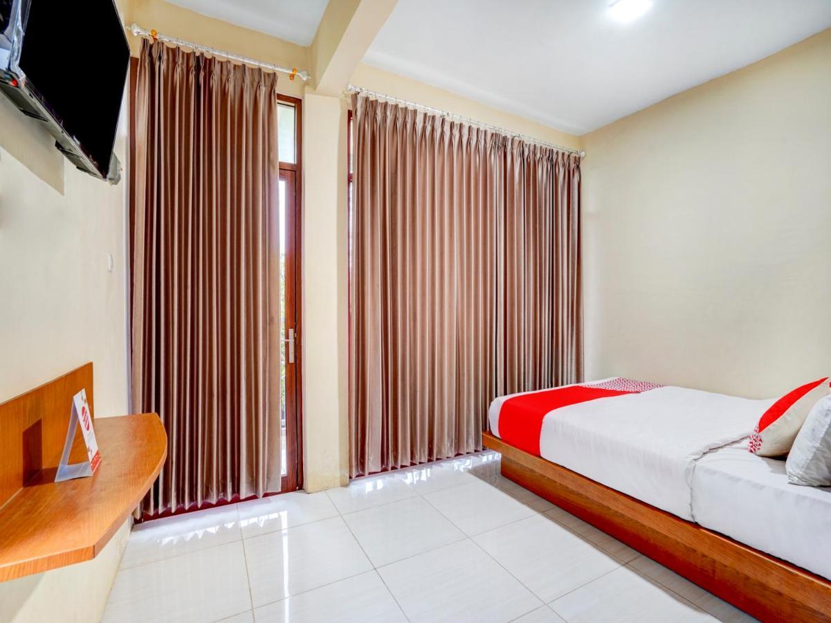 Oyo 3710 Izzi Hotel Lamongan Eksteriør bilde