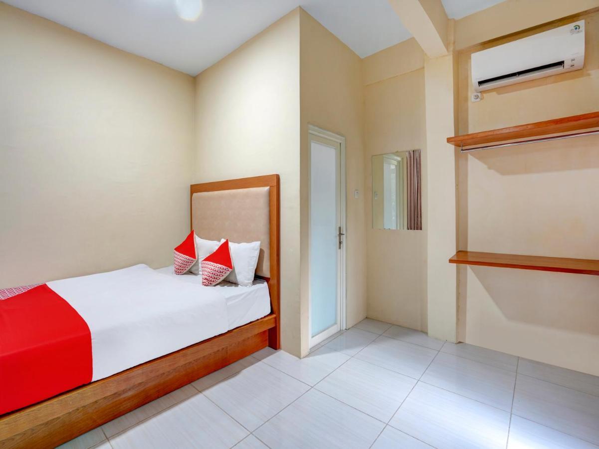 Oyo 3710 Izzi Hotel Lamongan Eksteriør bilde